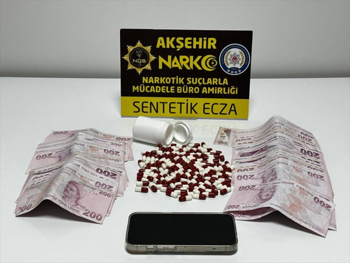 Konya'nın Akşehir ilçesinde düzenlenen uyuşturucu operasyonunda gözaltına alınan iki zanlıdan biri...