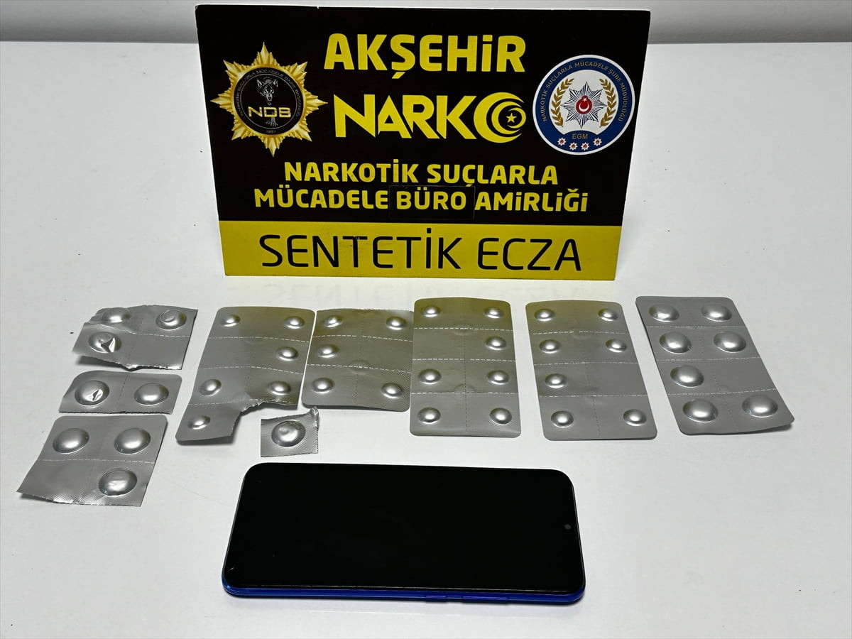 Konya'nın Akşehir ilçesinde gerçekleştirilen uyuşturucu ve kaçak sigara operasyonlarında gözaltına...