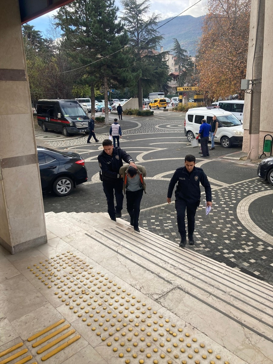 Konya'nın Akşehir ilçesinde motosiklet çaldığı iddiasıyla gözaltına alınan şüpheli...