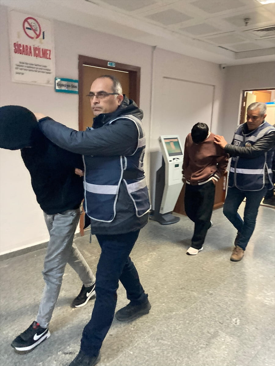 Konya'nın Akşehir ilçesinde yüzlerini maskeyle gizleyerek motosiklet çaldıkları belirlenen 2...