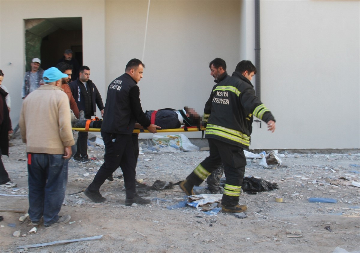 Konya'nın Beyşehir ilçesinde 5 katlı inşaatın asansör boşluğuna düşen kişi yaralandı. Yaralı...