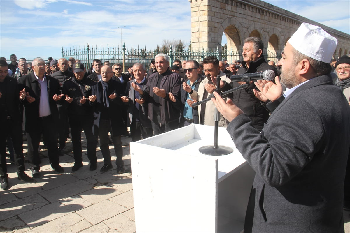 Konya'nın Beyşehir ilçesinde etkili olan yağışların ardından vatandaşlar, Beyşehir Gölü kenarında...
