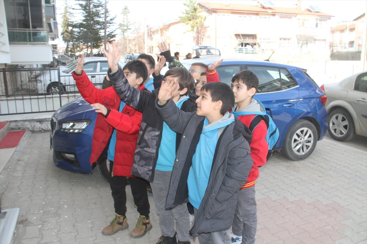 Konya'nın Beyşehir ilçesinde ilkokul öğrencileri bedensel engelliye akülü araç hediye etti.