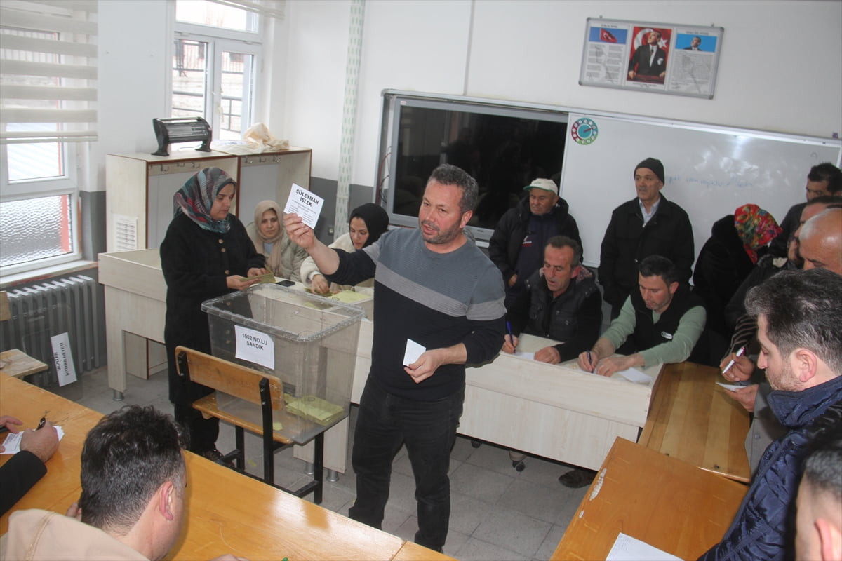 Konya'nın Beyşehir ilçesinde mahalle yapılan yerleşim biriminde seçmenler, muhtarlık seçimi için...