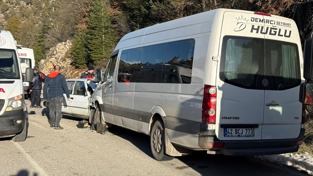 Konya'nın Beyşehir ilçesinde minibüs ile otomobilin çarpıştığı kazada 1 kişi öldü, 1 kişi...