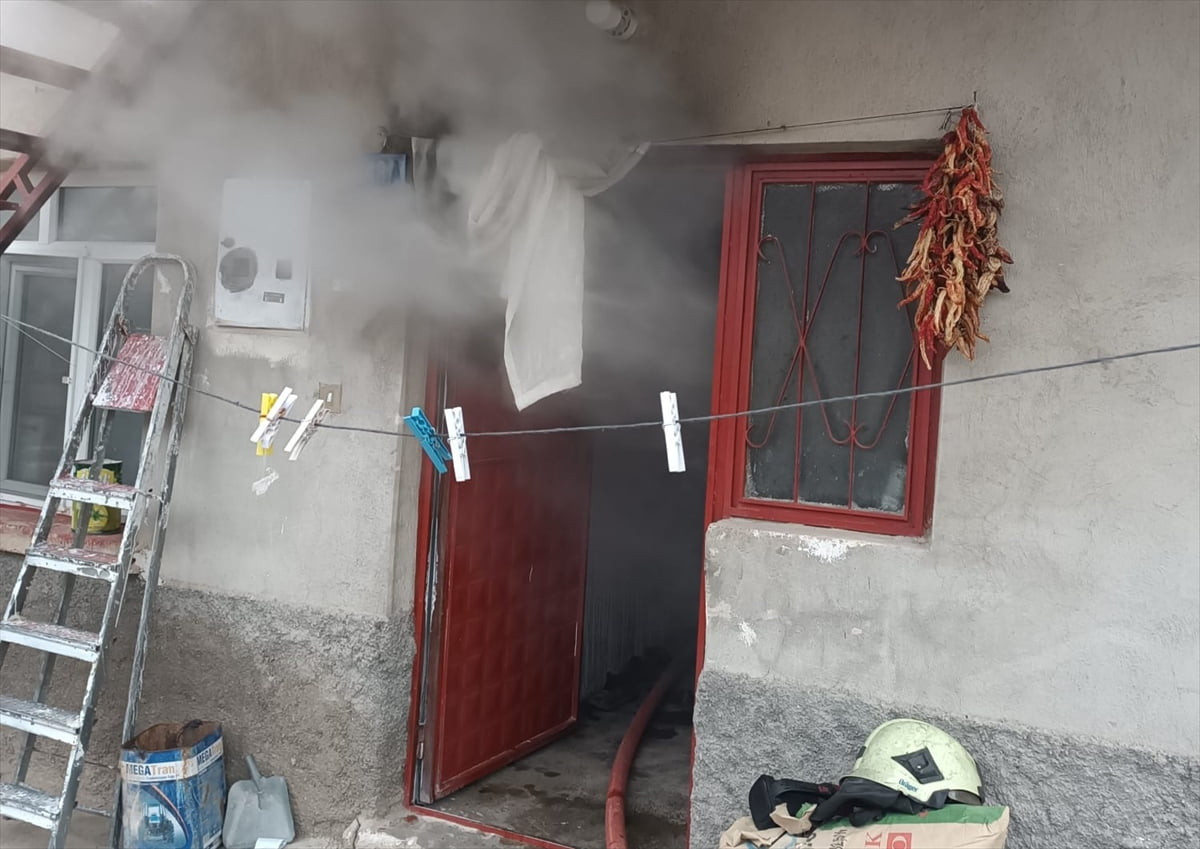 Konya'nın Beyşehir ilçesinde müstakil evde çıkan yangında dumandan etkilenen kadın hayatını...