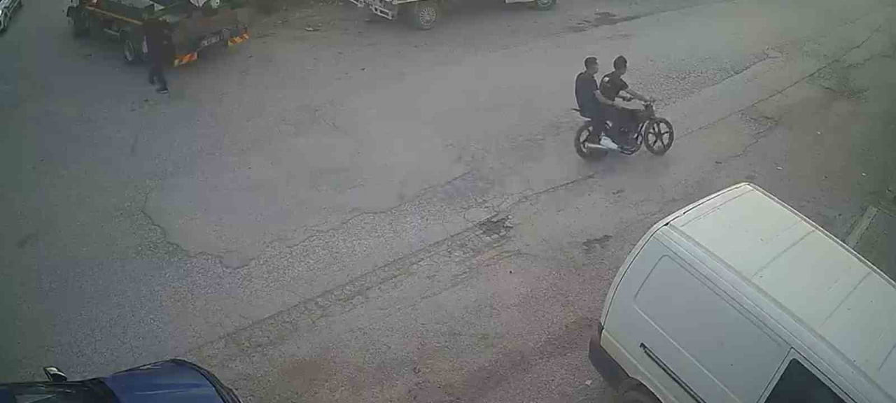 KONYA'NIN BEYŞEHİR İLÇESİNDE POLİSİN "DUR" İHTARINA UYMAYARAK KAÇMAYA ÇALIŞAN PLAKASIZ...