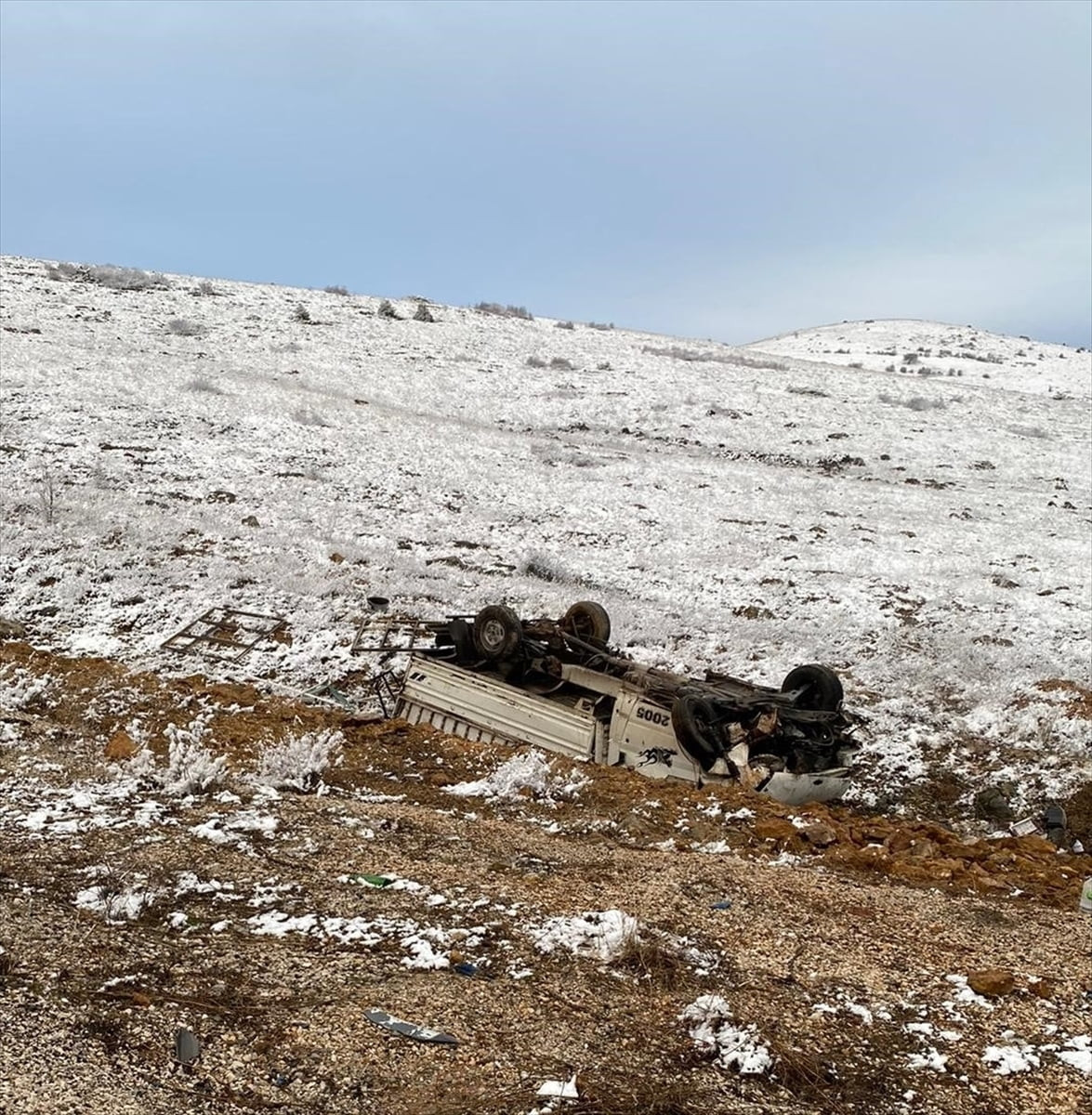 Konya'nın Beyşehir ilçesinde şarampole devrilen kamyonetteki 4 kişi yaralandı.
