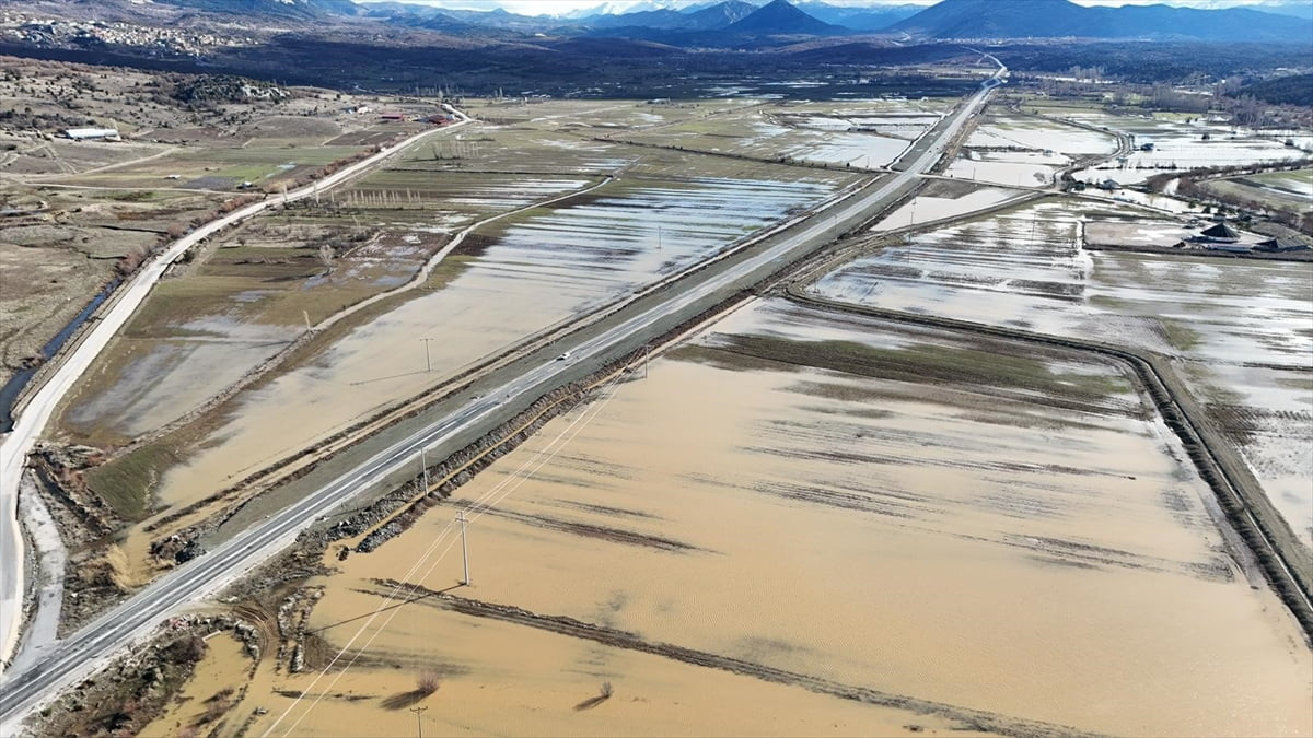 Konya'nın Beyşehir ilçesinde yağış nedeniyle debisi yükselen kanal ve akarsular taştı...