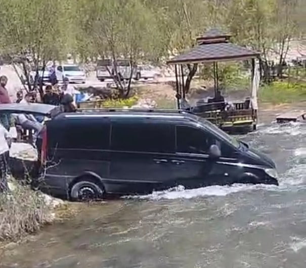 KONYA'NIN BOZKIR İLÇESİNDE BULUNAN AYGIRDİBİ MEVKİSİNDE FRENİ BOŞALAN MİNİBÜS ÇAYA...
