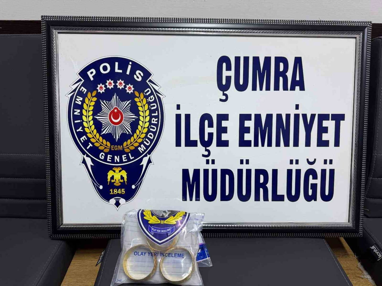KONYA'NIN ÇUMRA İLÇESİNDE, İKİ AYRI DÜKKANDAN ALTIN VE BAĞIŞ KUTUSU ÇALDIĞI TESPİT EDİLEN ŞÜPHELİ...
