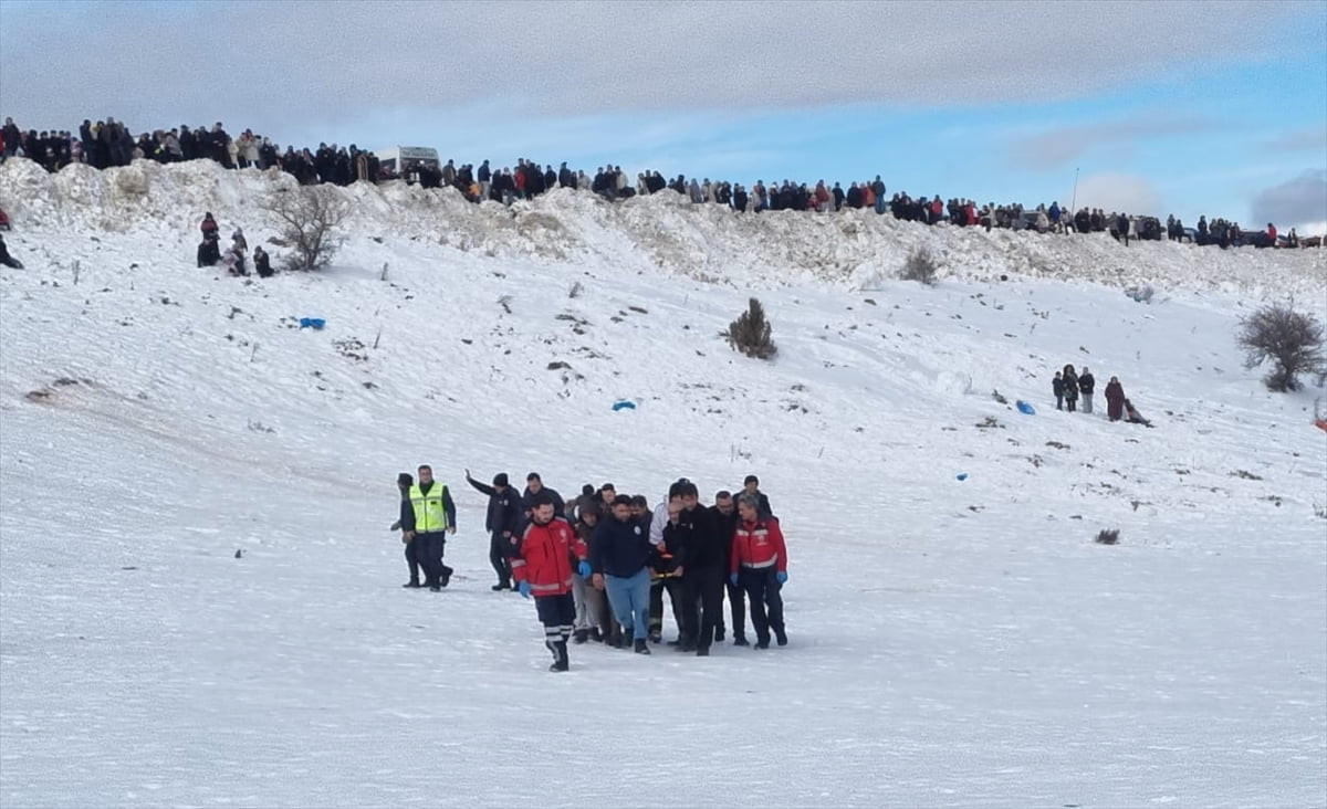 Konya'nın Derbent ilçesinde bulunan Aladağ Kayak Merkezi'nde düşerek yaralanan genç, ambulans...