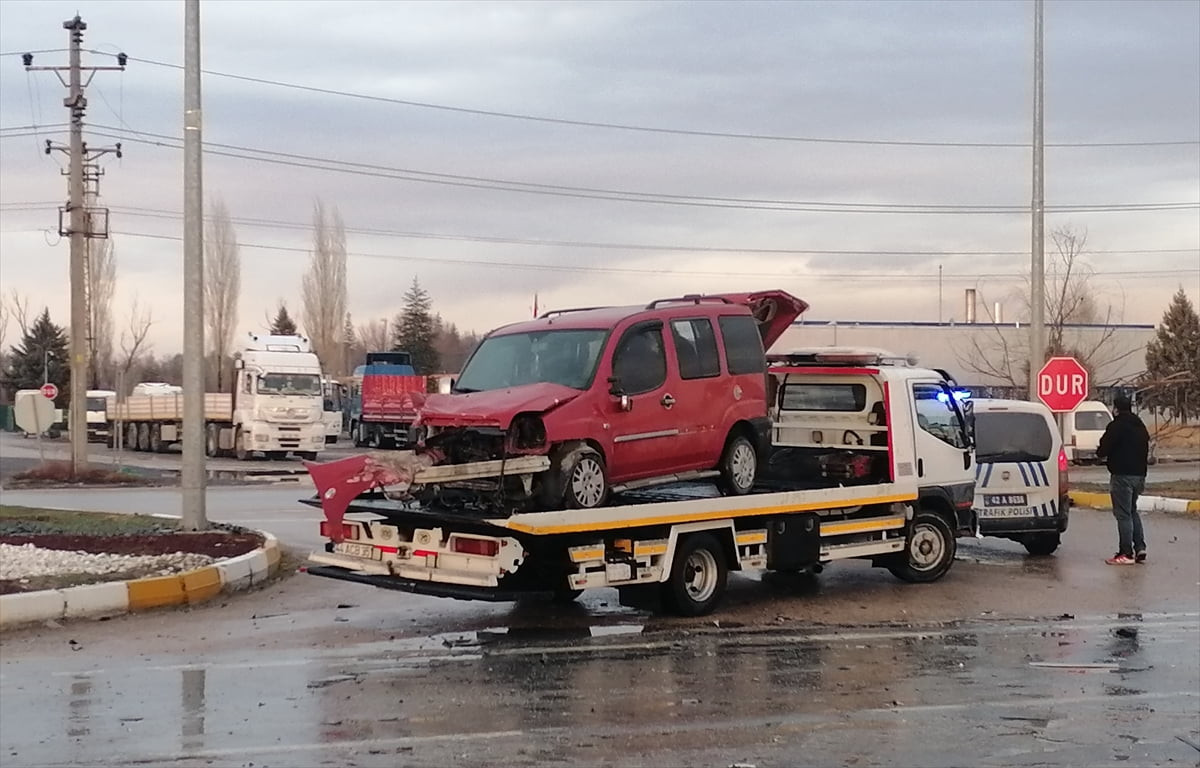 Konya'nın Ereğli ilçesinde tır ile hafif ticari aracın çarpışması sonucu 1 kişi...