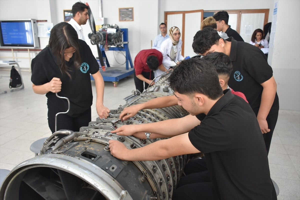Konya'nın Ereğli ilçesindeki Fatih Mesleki ve Teknik Anadolu Lisesi Uçak Bakım Alanı öğrencileri...