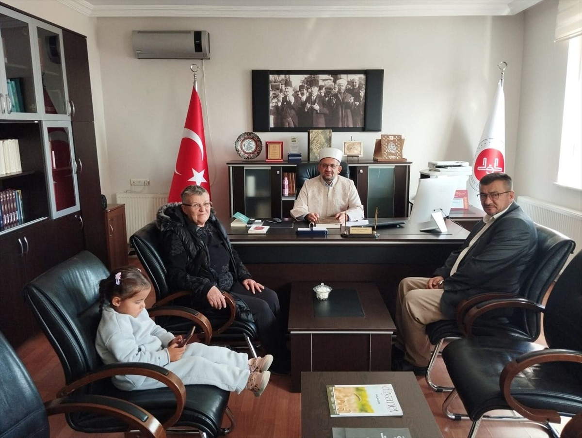 Konya'nın Güneysınır ilçesinde yaşayan Romanyalı Cornalla Kurşun (sol 2), düzenlenen "ihtida"...