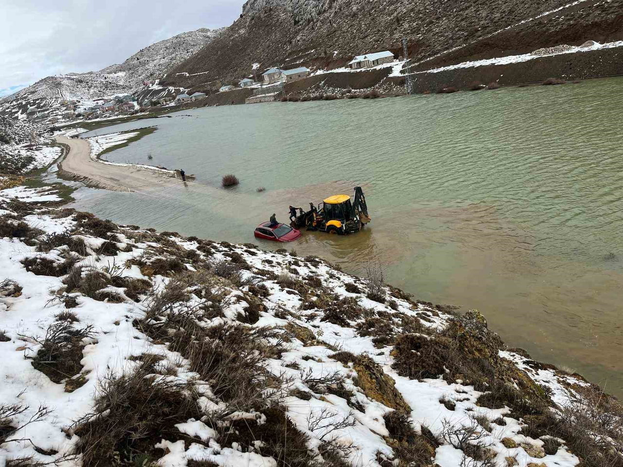 KONYA'NIN HADİM İLÇESİNDE ETKİLİ OLAN KAR YAĞIŞI VE SAĞANAK, YAYLA YOLUNU ADETA GÖLE ÇEVİRDİ. GÖLE...