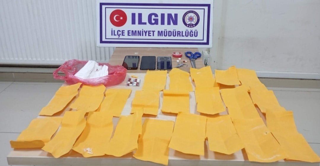 KONYA'NIN ILGIN İLÇESİNDE POLİS EKİPLERİNCE YOLA ATILAN POŞETTE VE OTOMOBİLDE YAPILAN DETAYLI...