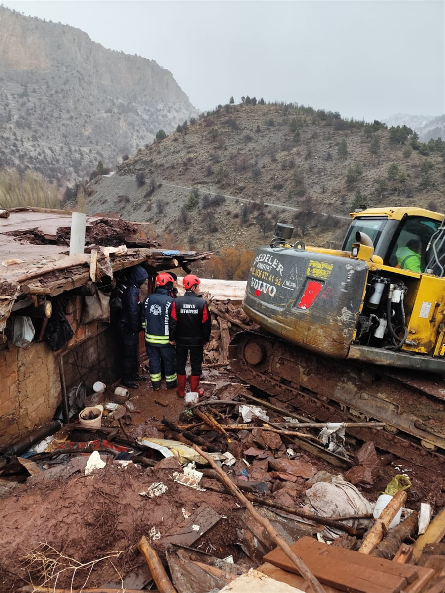 Konya'nın Kadınhanı, Doğanhisar ve Hadim ilçelerinde şiddetli rüzgar hayatı olumsuz etkiledi....