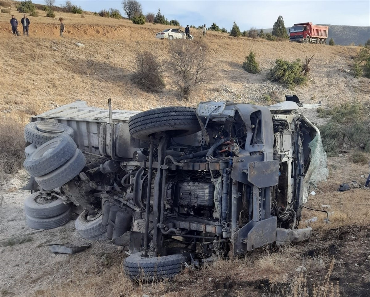 Konya'nın Kadınhanı ilçesinde, şarampole devrilen kamyonun sürücüsü hayatını kaybetti.