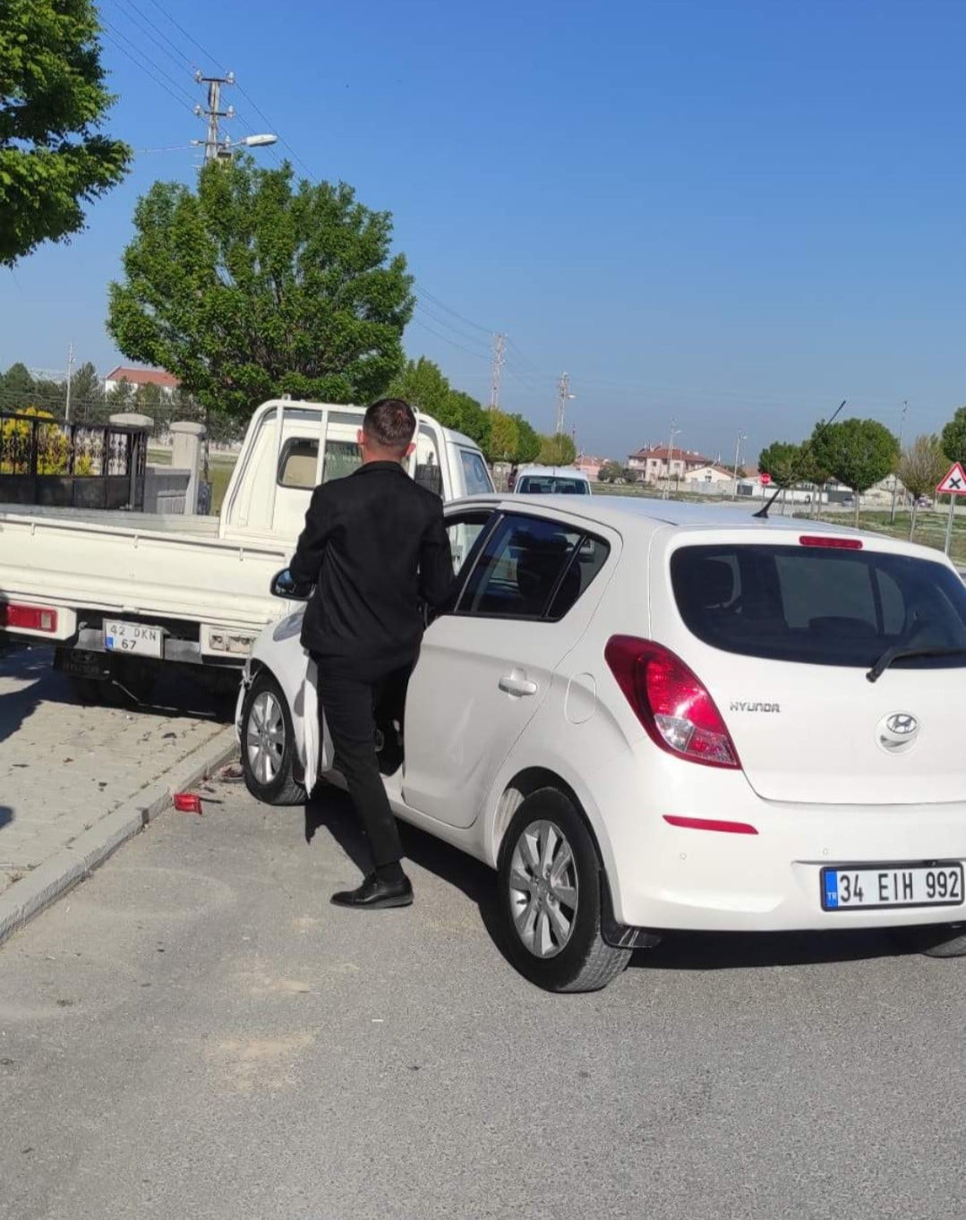 KONYA'NIN KARAPINAR İLÇESİNDE KONTROLDEN ÇIKAN OTOMOBİL ÖNCE BİSİKLETE ARDINDAN PARK HALİNDEKİ...