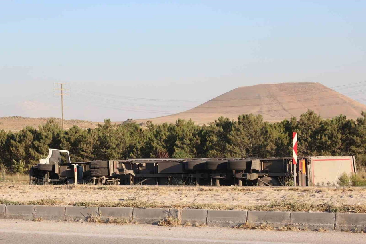 KONYA'NIN KARAPINAR İLÇESİNDE MEYDANA GELEN TRAFİK KAZASINDA KONTROLDEN ÇIKAN TIRIN DEVRİLMESİ...