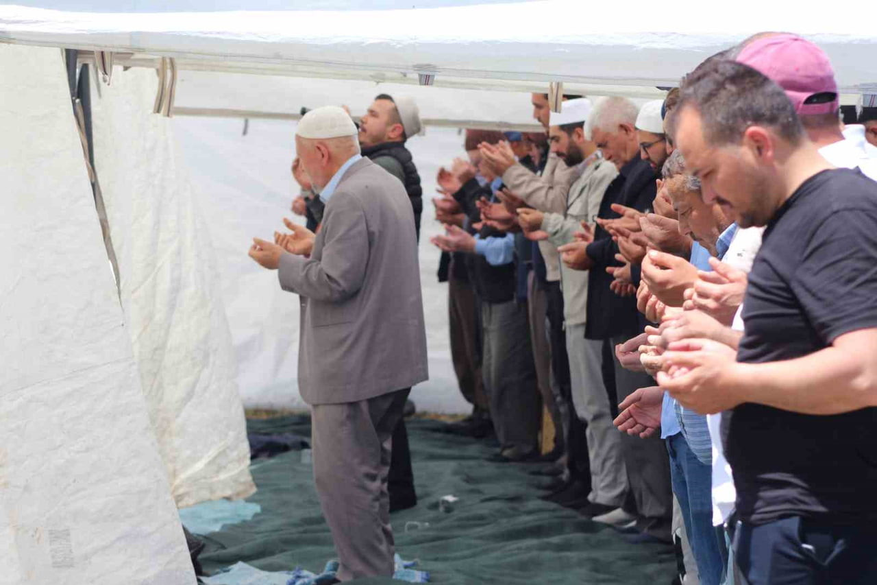 KONYA'NIN KARAPINAR İLÇESİNDE VATANDAŞLAR, BEREKETLİ YAĞMUR YAĞIŞLARI İÇİN ŞÜKÜR DUASINA...