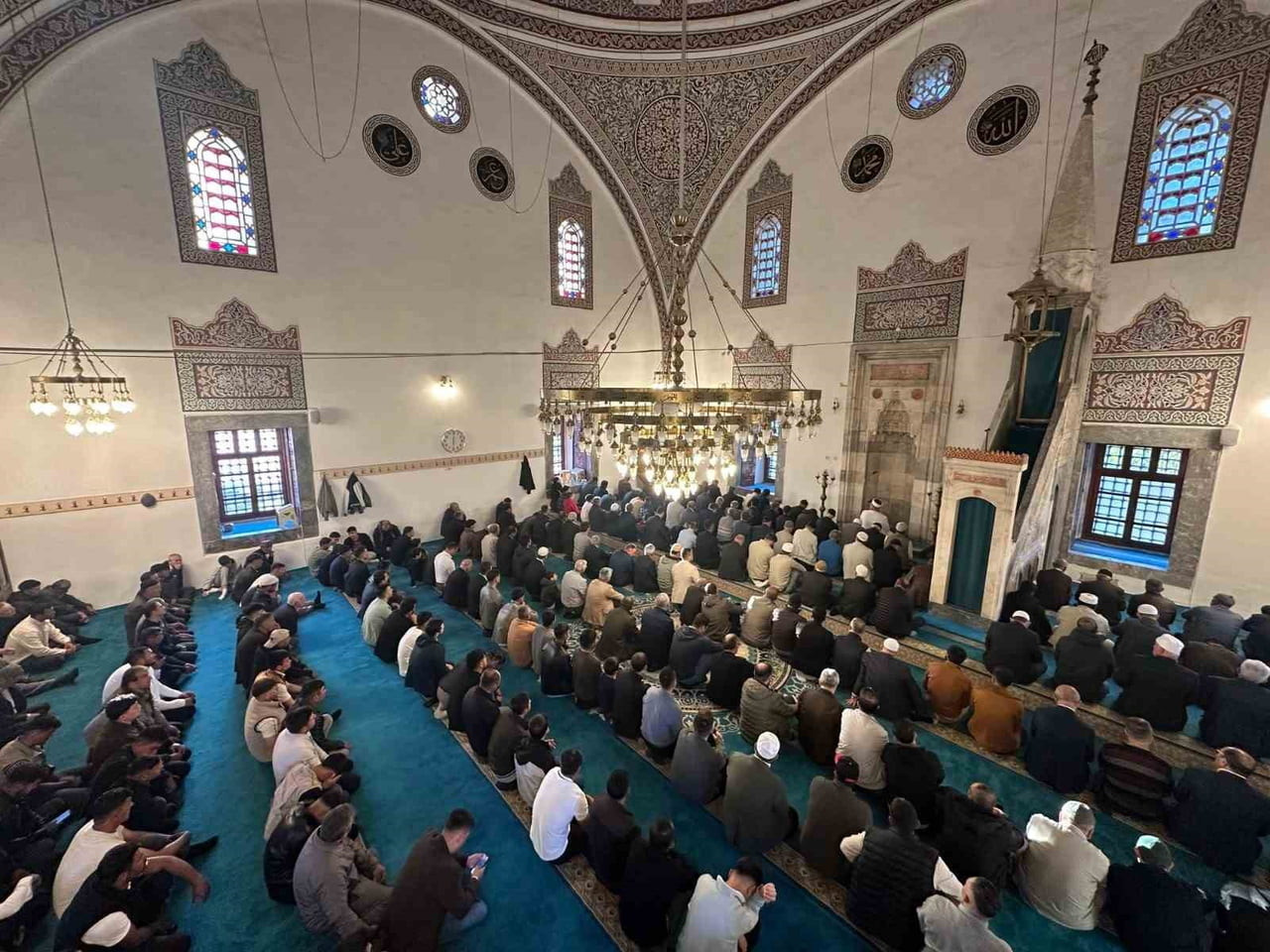 KONYA'NIN KARAPINAR İLÇESİNDE VATANDAŞLAR, KURBAN BAYRAMI NAMAZI VE BAYRAMLAŞMA İÇİN TARİHİ SULTAN...
