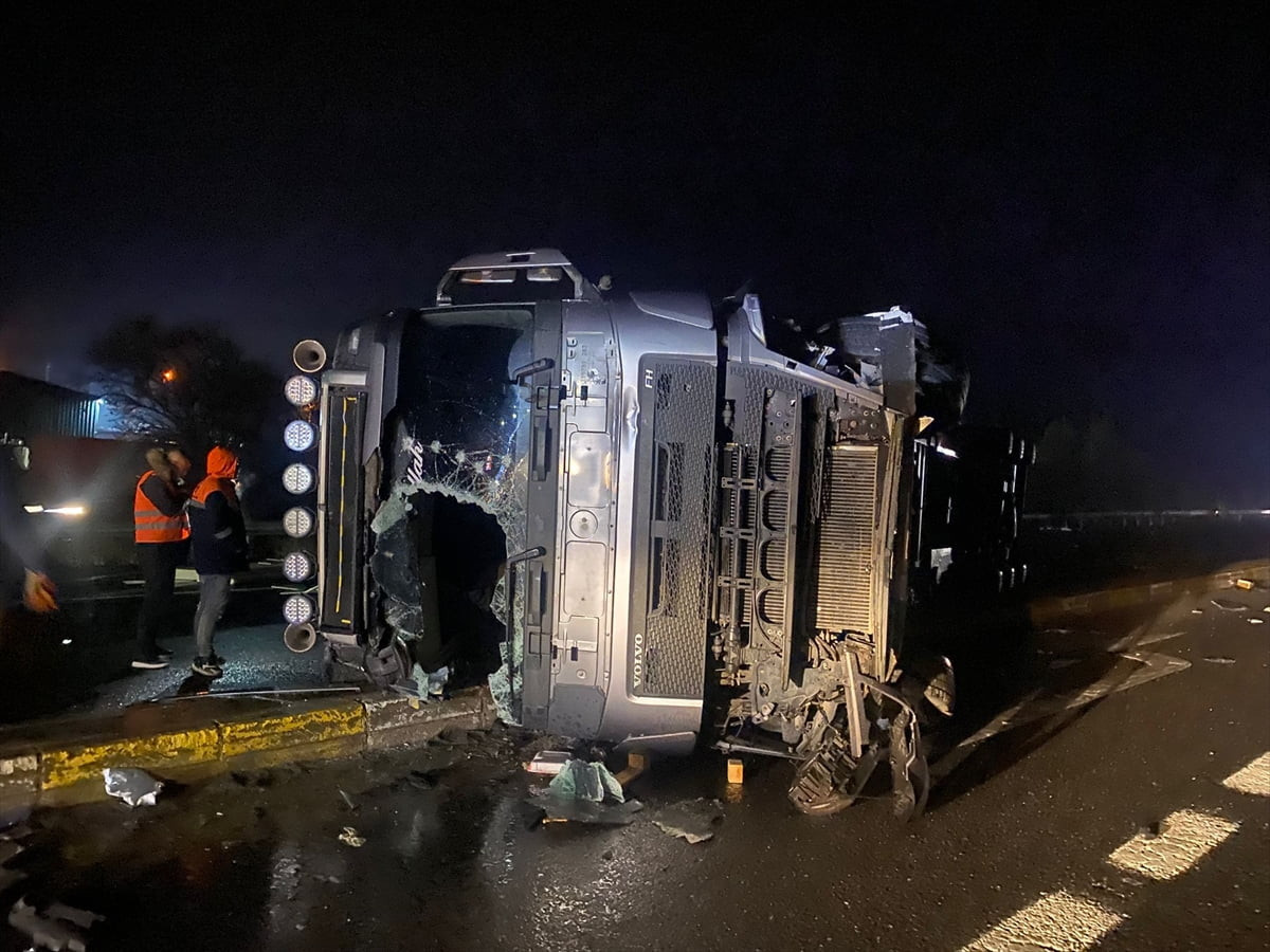 Konya'nın Kulu ilçesinde otomobile çarpan tırın devrilmesi sonucu 2 sürücü yaralandı.