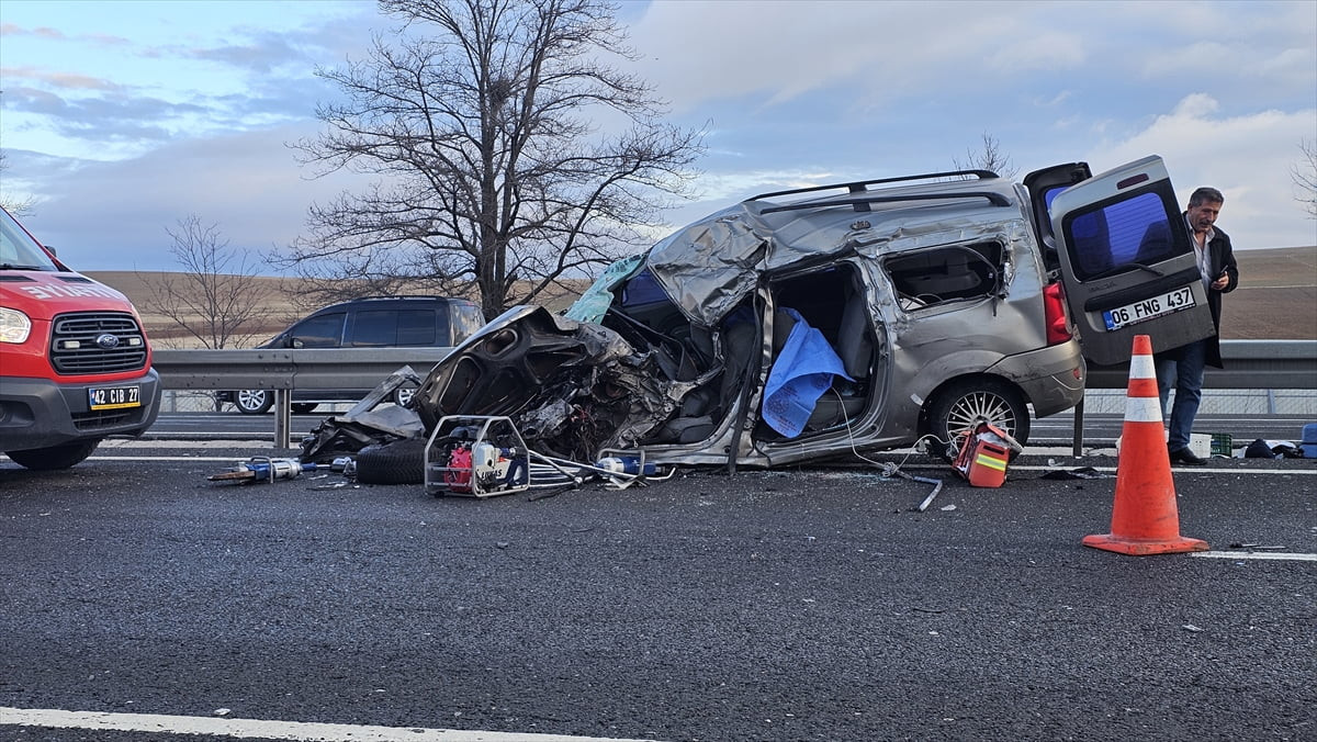 Konya'nın Kulu ilçesinde tır ile hafif ticari aracın çarpışması sonucu 1 kişi hayatını...