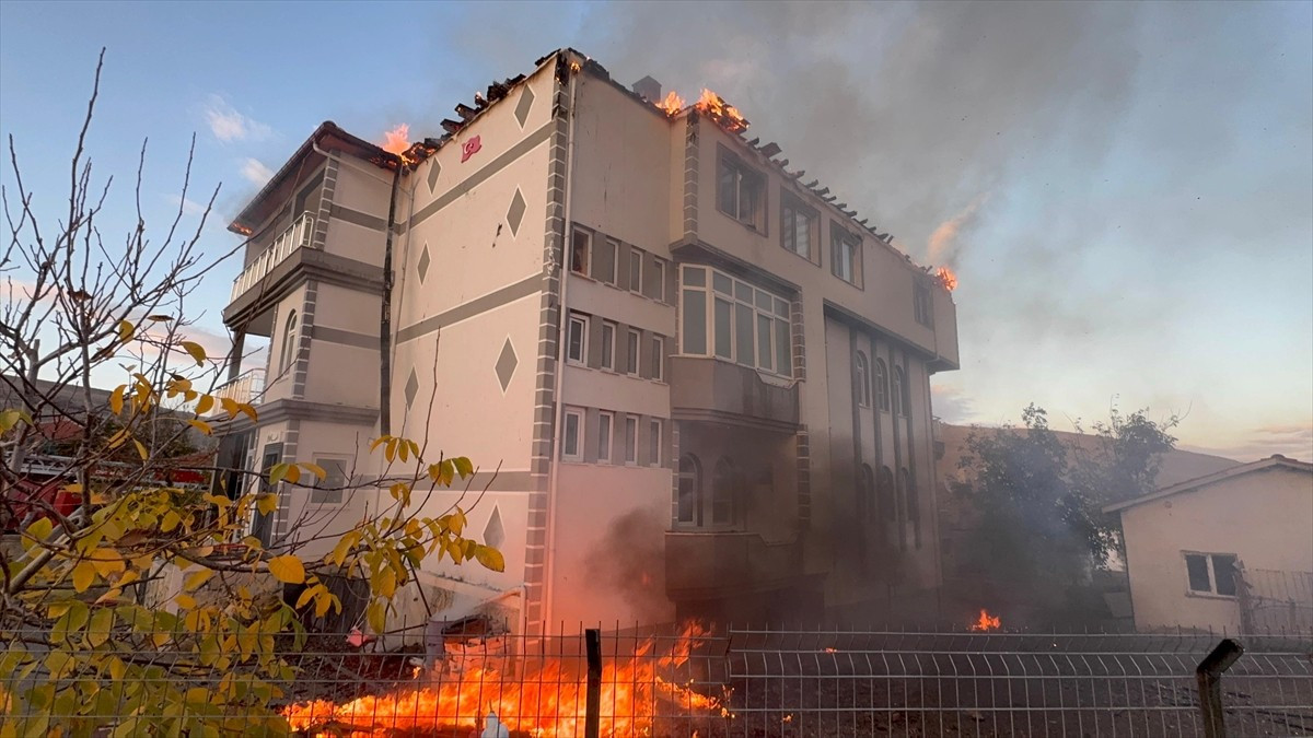 Konya'nın Kulu ilçesinde üç katlı binada çıkan yangın hasara neden oldu.