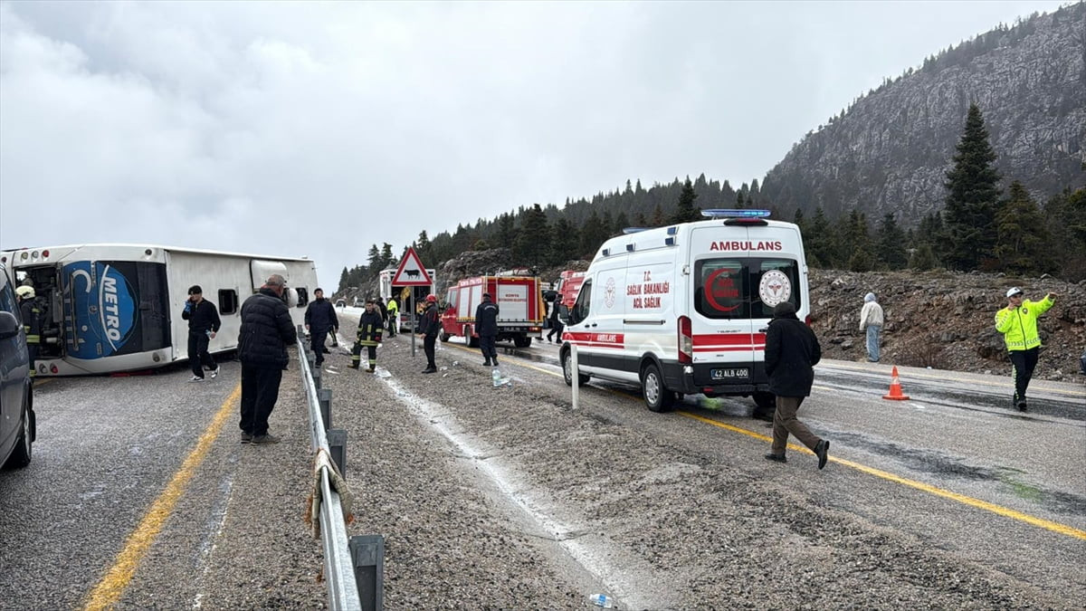 Konya'nın Seydişehir ilçesinde devrilen yolcu otobüsündeki 3'ü ağır 14 kişi yaralandı. Kaza yerine...