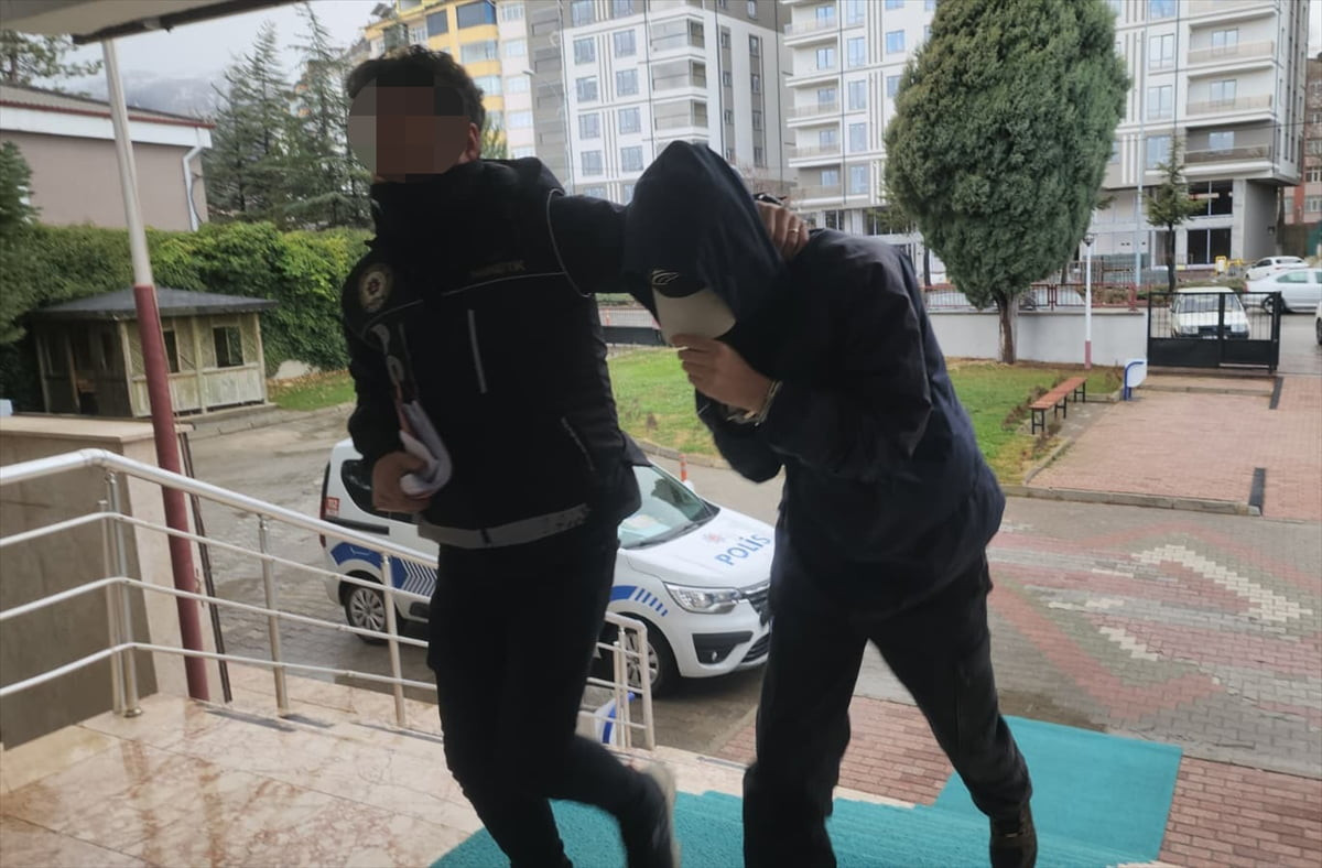 Konya'nın Seydişehir ilçesinde düzenlenen uyuşturucu operasyonunda gözaltına alınan 2 kişi...