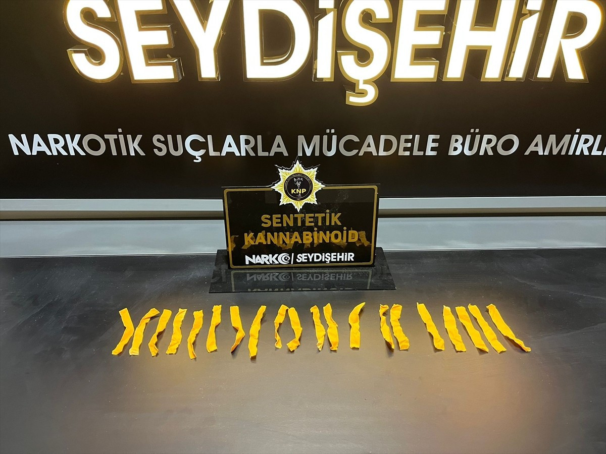 Konya'nın Seydişehir ilçesinde düzenlenen uyuşturucu operasyonunda gözaltına alınan 2 zanlıdan 1'i...