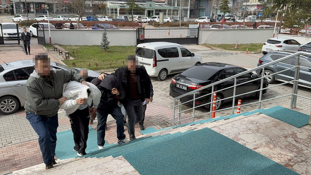 Konya'nın Seydişehir ilçesinde düzenlenen uyuşturucu operasyonunda gözaltına alınan 4 zanlıdan 3'ü...
