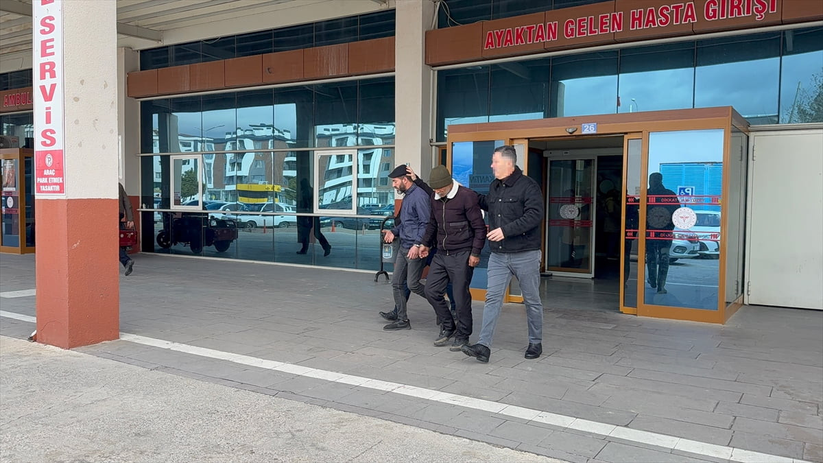 Konya'nın Seydişehir ilçesinde düzenlenen uyuşturucu operasyonunda gözaltına alınan 4 zanlıdan...