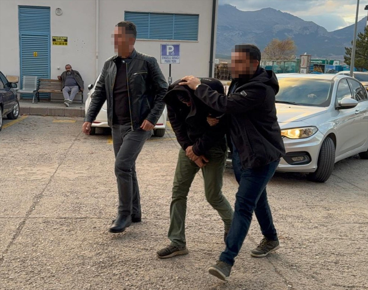 Konya'nın Seydişehir ilçesinde düzenlenen uyuşturucu operasyonunda gözaltına alınan zanlı...