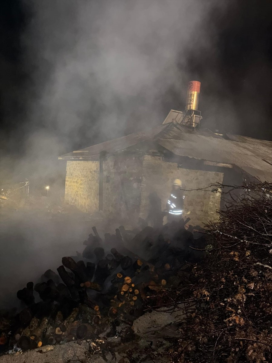 Konya'nın Seydişehir ilçesinde müstakil evde çıkan yangın söndürüldü, ev kullanılamaz hale...