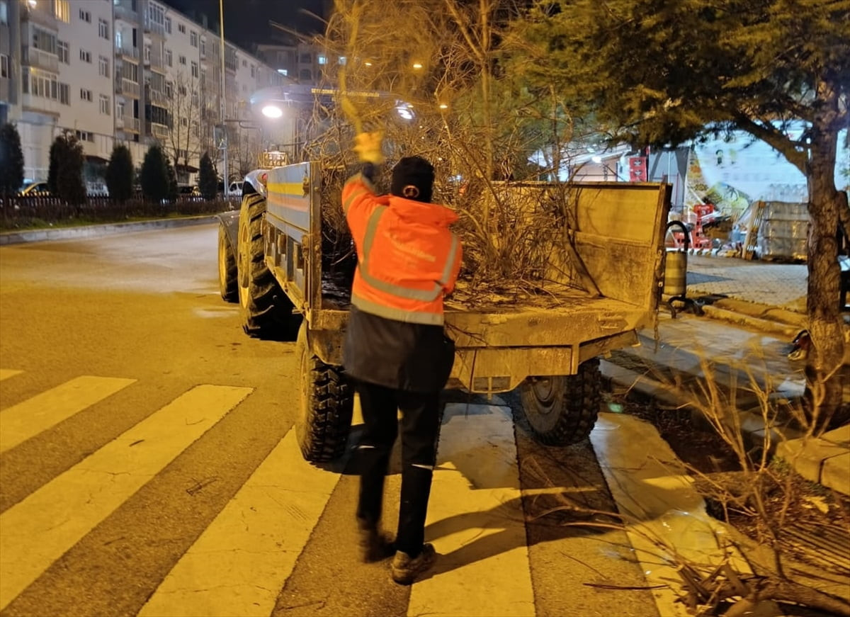 Konya'nın Seydişehir ve Ahırlı ilçelerinde etkili olan şiddetli rüzgar hayatı olumsuz etkiledi....