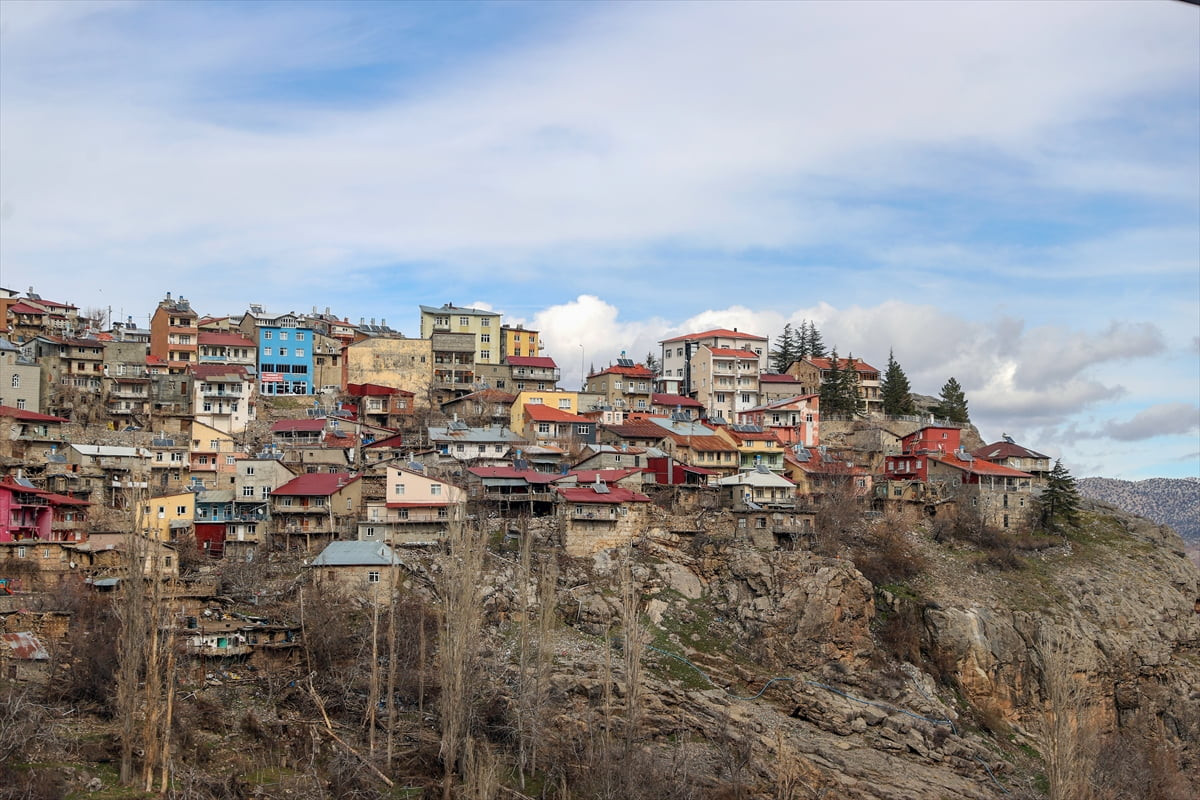Konya'nın Toroslar üzerine kurulu 7 bin nüfuslu Taşkent ilçesinde belediye ekipleri, ilçede...