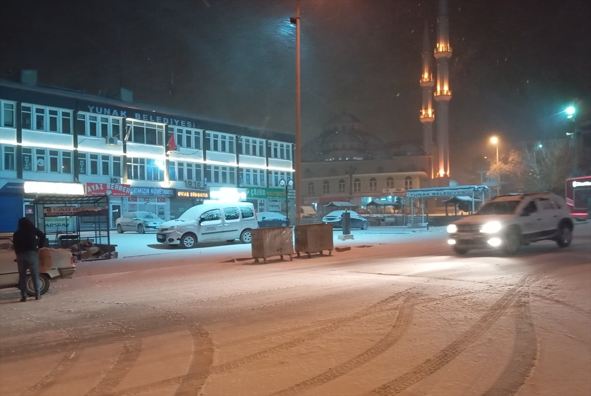 Konya'nın Yunak ilçesinde kar yağışı etkili oldu.  