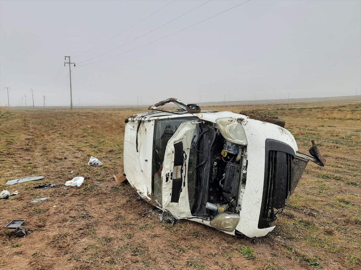 Konya'nın Yunak ilçesinde şarampole devrilen hafif ticari araçtaki 1 kişi hayatını kaybetti, 2...