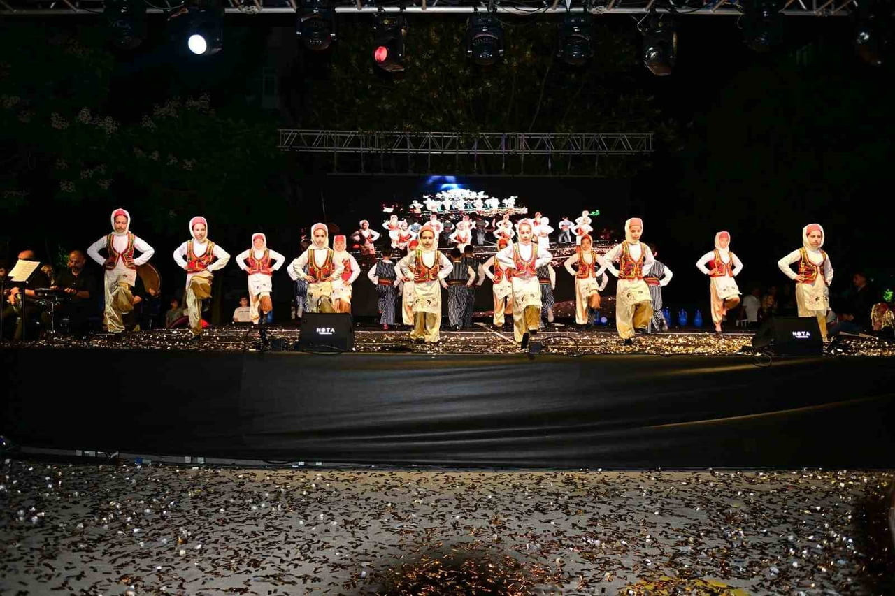KONYAALTI İLKOKULU TARAFINDAN DÜZENLENEN YIL SONU HALK OYUNLARI ŞENLİĞİ, ÖĞRENCİLERİN SERGİLEDİĞİ...