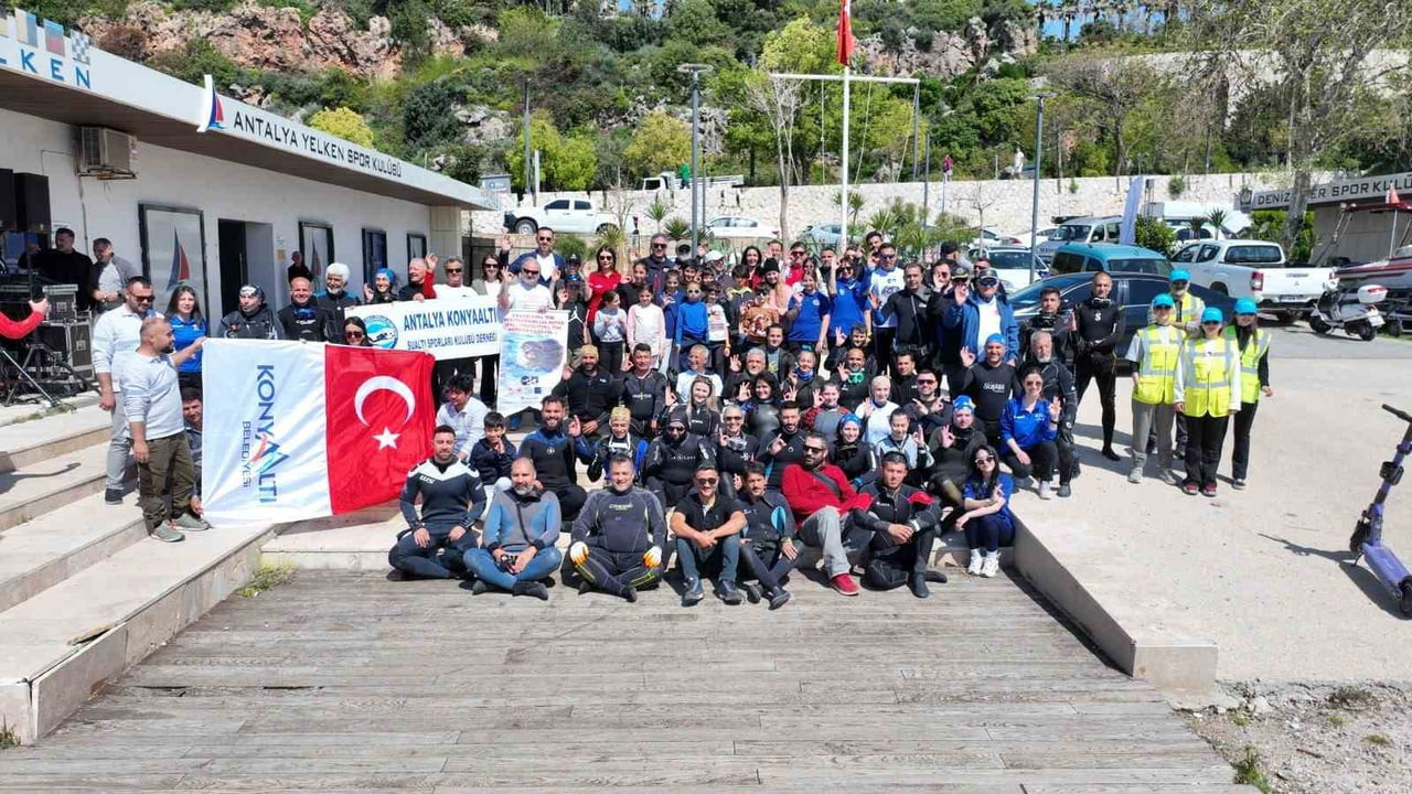 KONYAALTI SAHİLİ’NDE DENİZ DİBİ VE KIYI TEMİZLİĞİ YAPILDI