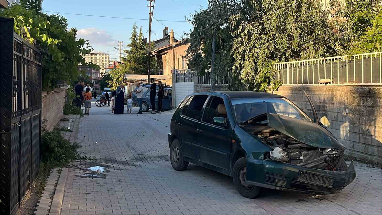 KONYA’DA 2 OTOMOBİLİN ÇARPIŞMASI SONUCU MEYDANA GELEN KAZADA 2’Sİ ÇOCUK 5 KİŞİ YARALANDI. KAÇAN...