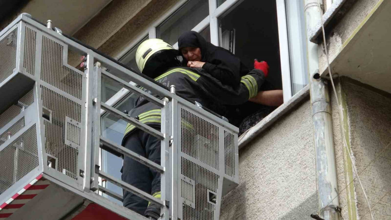 KONYA’DA 4 KATLI BİR BİNANIN BODRUM KATINDA ÇIKAN YANGIN PANİĞE NEDEN OLDU. ÜST KATLARDA MAHSUR...