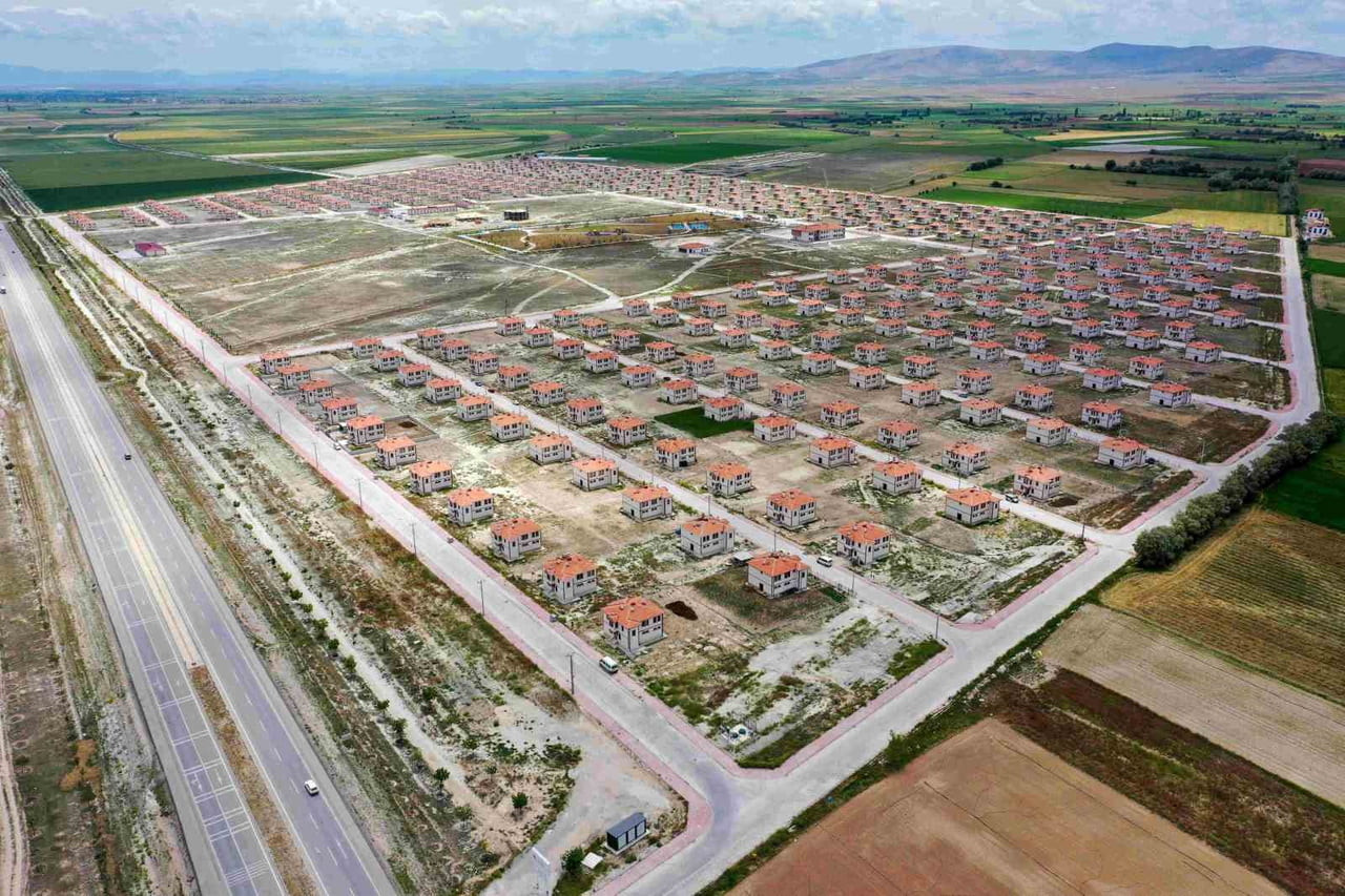 KONYA’DA BOZKIR BARAJI SULARININ ALTINDA KALACAK OLMASI NEDENİYLE HADİM İLÇESİNDEN MERAM’A TAŞINAN...