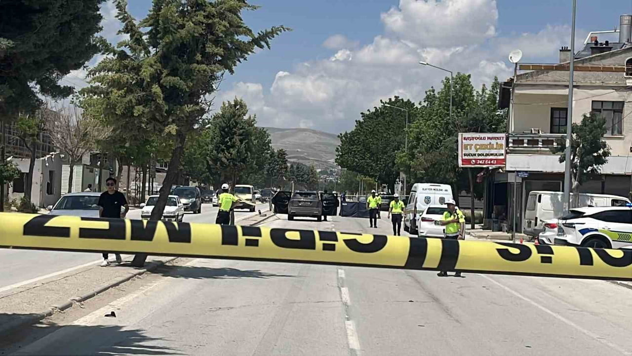 KONYA’DA KARŞIDAN KARŞIYA GEÇEN YAYAYA SUV TİPİ ARAÇ ÇARPTI, KAZADA 1 KİŞİ HAYATINI...
