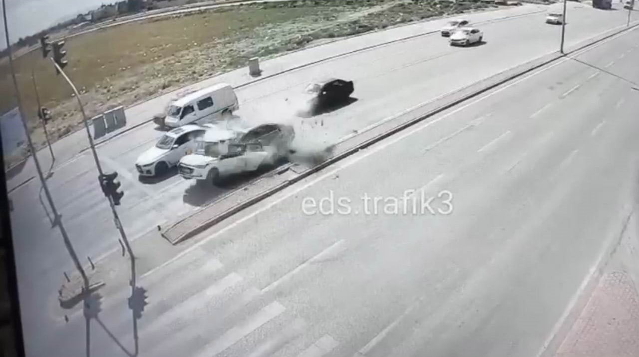 KONYA’DA KIRMIZI IŞIKTA BEKLEYEN OTOMOBİLE ARKADAN 229 KİLOMETRE HIZLA ÇARPARAK MEVLÜT KÜLCÜ...