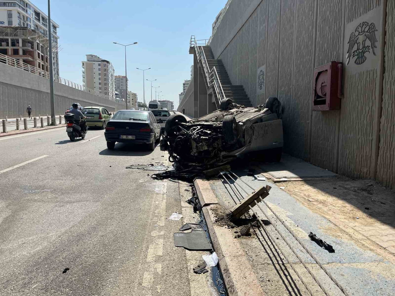 KONYA’DA KONTROLDEN ÇIKAN OTOMOBİL ÖNCE REFÜJE DAHA SONRA İSE OTOMOBİLE ÇARPTIKTAN SONRA TAKLA...