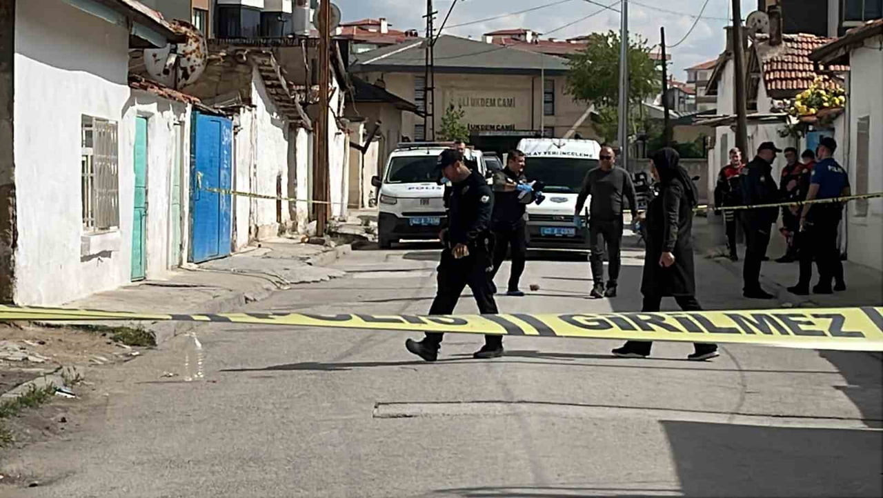 KONYA’DA SOKAK ORTASINDA ÇIKAN TARTIŞMANIN KAVGAYA DÖNÜŞMESİ SONUCU 1 KİŞİ KAFASINDAN VURULARAK...
